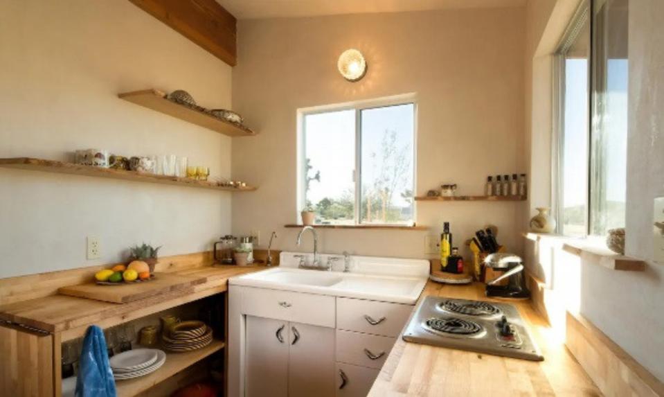 Los huéspedes también tienen a su disposición una cocina totalmente equipada. (Foto: <a href="http://www.airbnb.es/users/7859989/listings?_set_bev_on_new_domain=1602677606_O8ekiMkInoFCiDT7" rel="nofollow noopener" target="_blank" data-ylk="slk:Airbnb;elm:context_link;itc:0;sec:content-canvas" class="link ">Airbnb</a>).