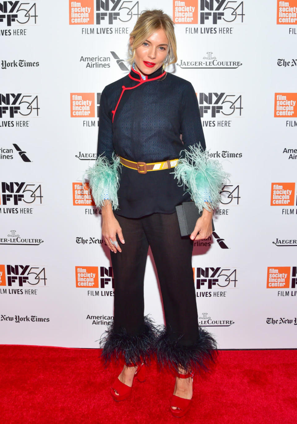 Von Eleganz leider keine Spur zu entdecken war bei Sienna Millers Besuch der „The Lost City of Z“-Premiere in New York: Die Schauspielerin sah in ihrem gefiederten Ensemble von Prada aus wie auf dem Weg zum Clowns-Workshop. (Bild: Getty Images)