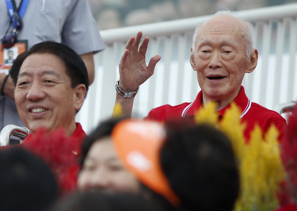 Former prime minister Lee Kuan Yew waves to the audience during Singapore&#39;s 49th National Day Parade at the floating platform in Marina Bay August 9, 2014. REUTERS/Edgar Su (SINGAPORE - Tags: SOCIETY ANNIVERSARY POLITICS)