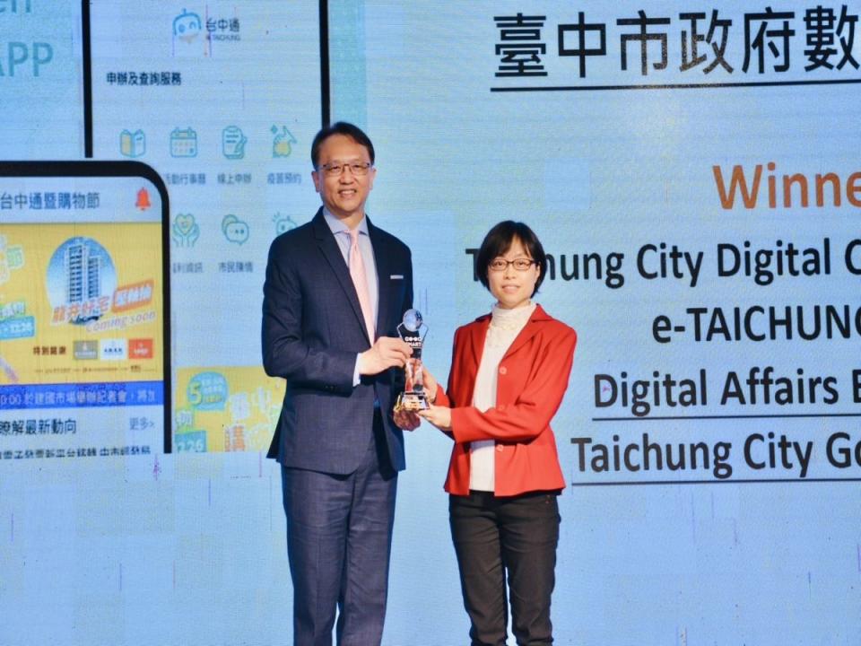 台中再獲國際大獎，台中通App勇奪2024 GO SMART首獎，數位治理局副局長黃惠敏代表受獎。（圖：中市府提供）