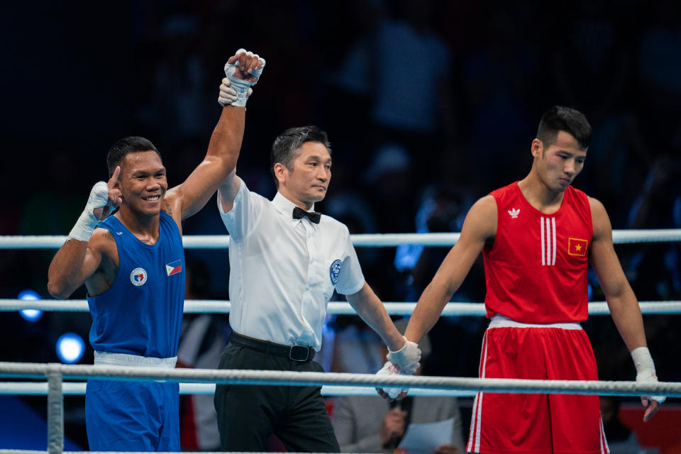 MANILA, PHILIPPINES - DECEMBER 09:  Marcial Eumir Felix (L) of the Philippines wins gold against Nguyen Manh Cuong (R) by knockout in the first round of the Mens Middleweight (75kg) Boxing Final at PICC Forum on Day 9 at the Southeast Asian Games on December 09, 2019 in Manila, Philippines. (Photo by Gary Tyson/Getty Images for SEA Games)