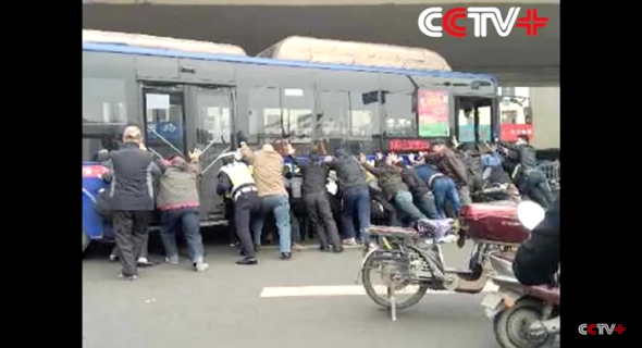 Passengers lift bus off man trapped underneath after accident (video)