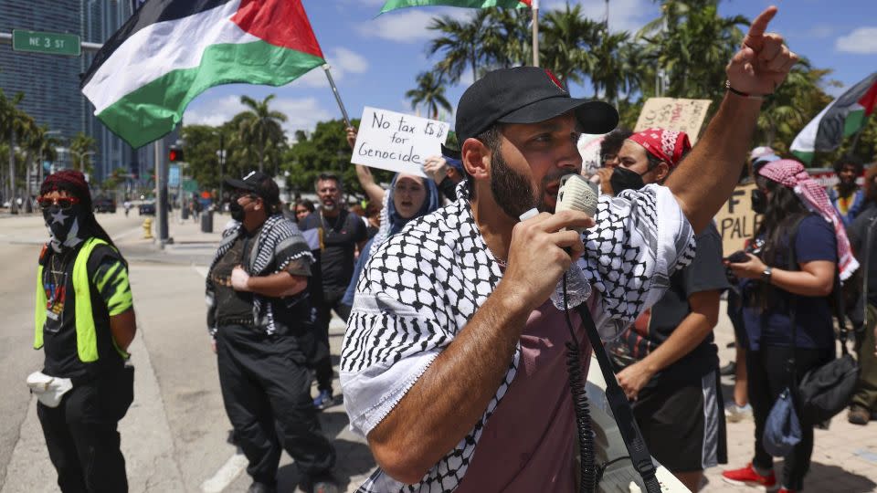 Demonstrators in downtown Miami call for a ceasefire in Gaza. - Carl Juste/Miami Herald/AP