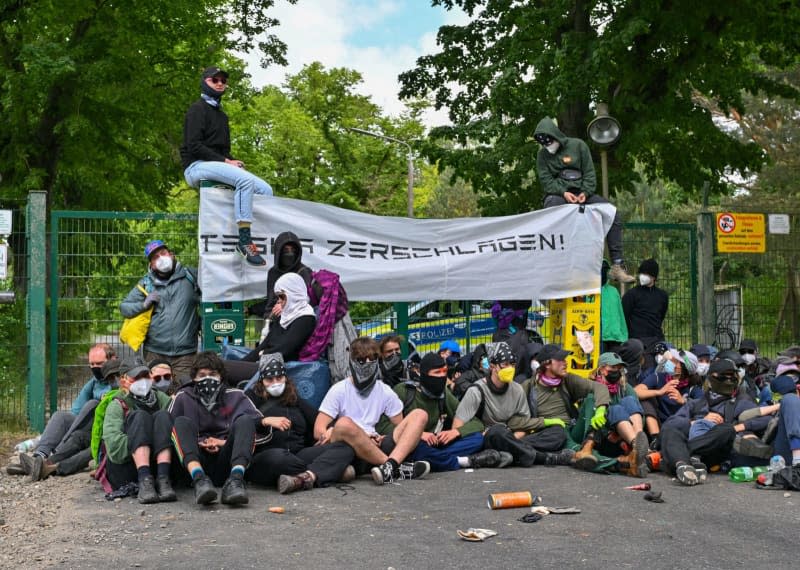 Activists block an access road to Neuhardenberg airfield. Tesla vehicles produced at the Gruenheide plant are temporarily stored on the airfield site. Patrick Pleul/dpa