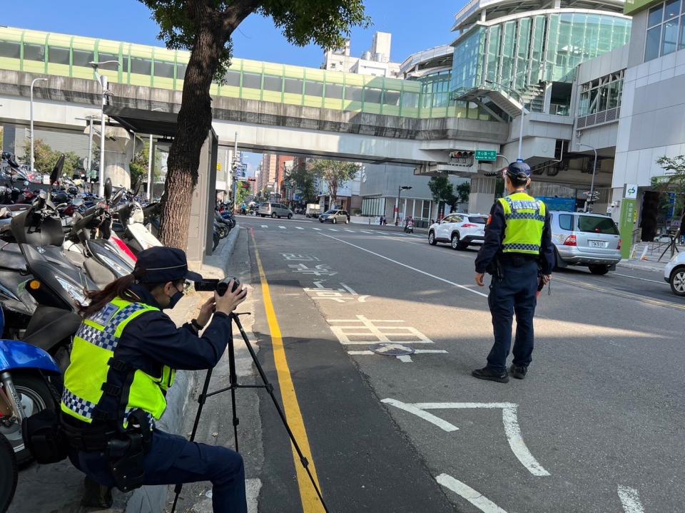 中市警四分局採取威力執法加強手段， 4天共開出260張路口汽、機車搶越行人穿越道罰單，為各分局之冠。(圖/記者謝榮浤翻攝)