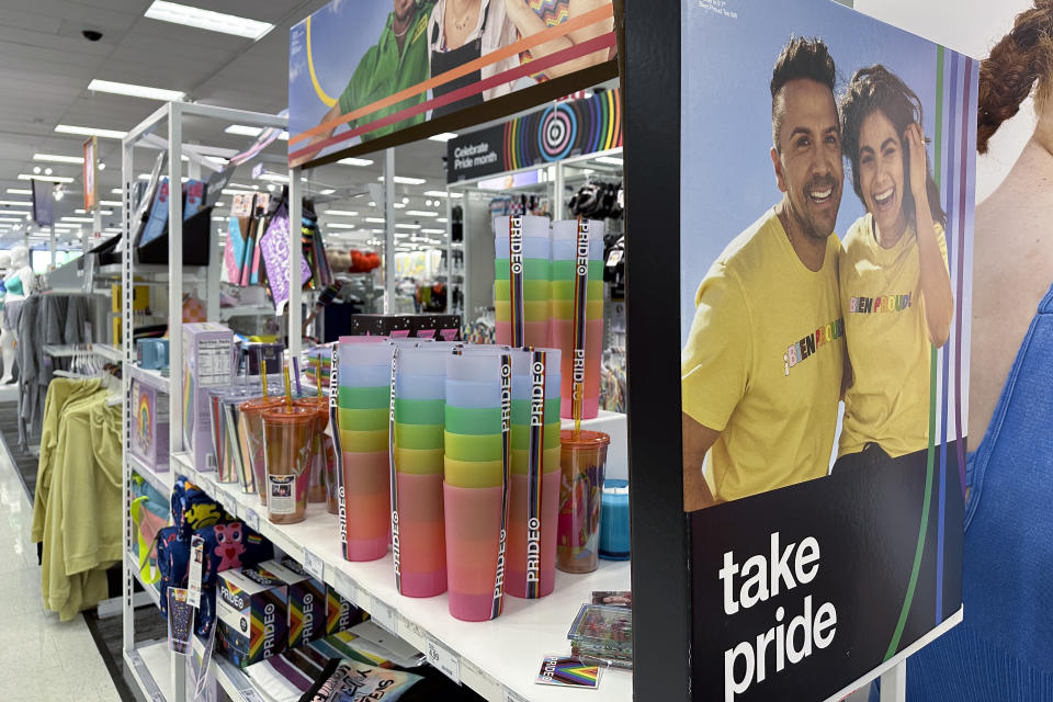 Productos del mes del Orgullo se exhiben en una tienda Target el miércoles 24 de mayo de 2023 en Nashville, Tennessee. Target retirará ciertos artículos de sus tiendas y realizará otros cambios en su mercancía LGBTQ+ en todo el país antes del mes del Orgullo, luego de una intensa reacción de algunos clientes incluyendo enfrentamientos violentos con sus trabajadores. (Foto AP/George Walker IV)