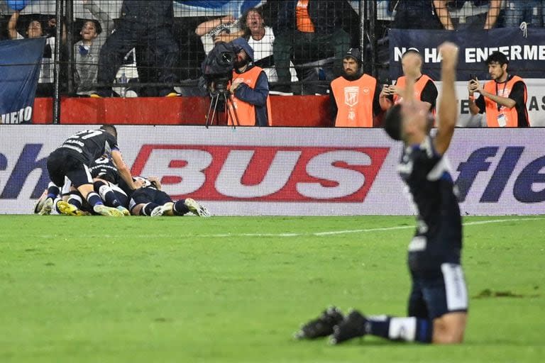 Nicolás Colazo ya medió el tremendo gol con el que respiró Gimnasia, que se mantiene en Primera División