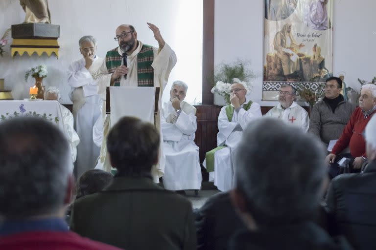 Misa en desagravio a la figura del Papa Francisco en la parroquia Crucifixión de Jesús de Barrio Müller, por los dichos de Javier Milei