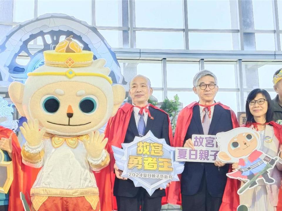 立法院長韓國瑜(中)2日為故宮南院2024夏日親子藝術月開幕活動開幕，化身「故宮勇者王」享受平靜一刻。（廖素慧攝）