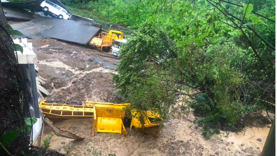 山陀兒颱風來襲基隆降下暴雨，出現大規模山崩。翻攝童子瑋臉書