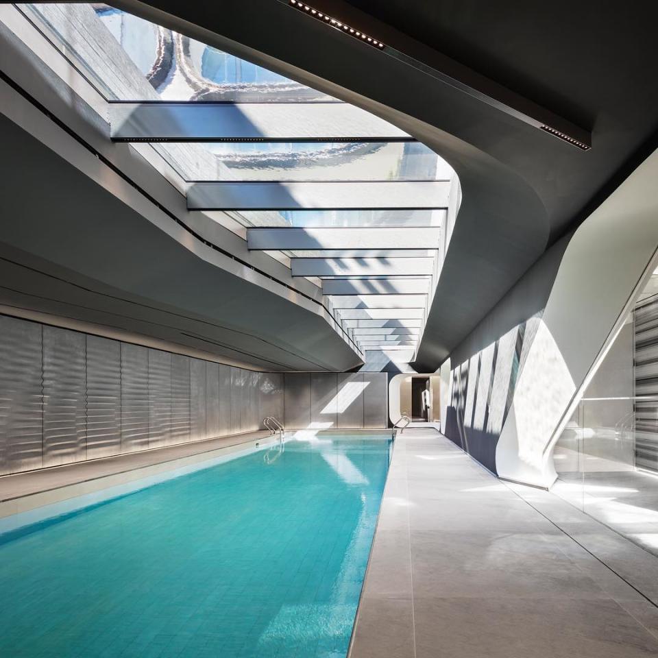 <p>El edificio cuenta con una impresionante piscina de 23 metros de largo con el techo acristalado. (Foto: Instagram / <a rel="nofollow noopener" href="http://www.instagram.com/520w28/" target="_blank" data-ylk="slk:@520w28;elm:context_link;itc:0;sec:content-canvas" class="link ">@520w28</a>). </p>