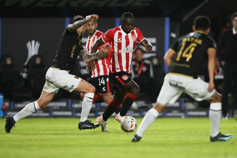 El colombiano Cetré marcó el gol de la victoria de Estudiantes sobre The Strongest; el delantero tuvo una noche gravitante: asistió a Guido Carrillo para la transitoria igualdad