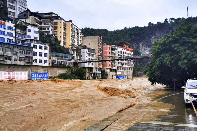 中國長江流域6月出現大規模、長時間的強降雨，各地洪災頻傳。（美聯社）