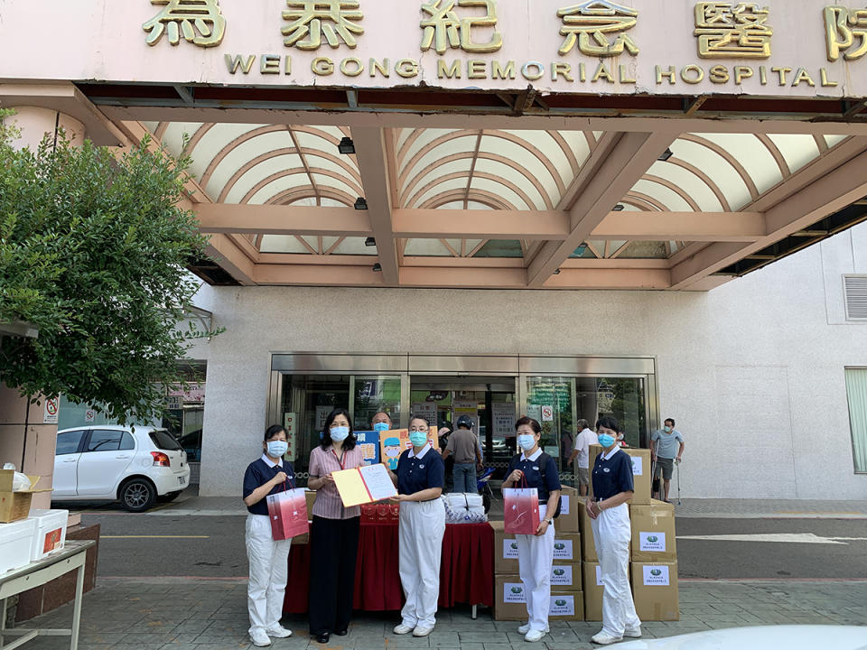 頭份市慈濟志工為感恩醫療人員，6月11日前往為恭紀念醫院致贈防疫物資、營養豆漿沖泡粉。