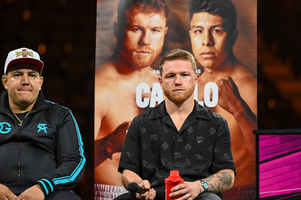 LAS VEGAS, NEVADA - 4 mei: Saul 'Canelo' Alvarez (R) spreekt op een persconferentie na zijn gevecht met Jaime Munguia voor hun onbetwiste wereldtitels super middengewicht tijdens het Premier Boxing Championship zaterdagavond in de T-Mobile Arena in Las Vegas Vegas, Nevada, Verenigde Staten op 4 mei 2024. (Foto door Tayfun Coskun/Anadolu via Getty Images)