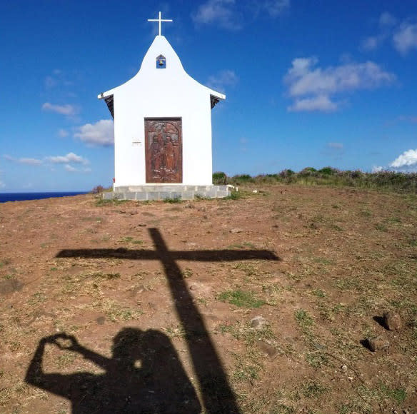 Como ama Fernando de Noronha, a atriz costuma sempre fotografar tudo o que encontra de bonito, diferente ou especial por lá. Essa simpática capelinha não passou despercebida pelo olhar da morena. (Foto: Reprodução/Instagram)