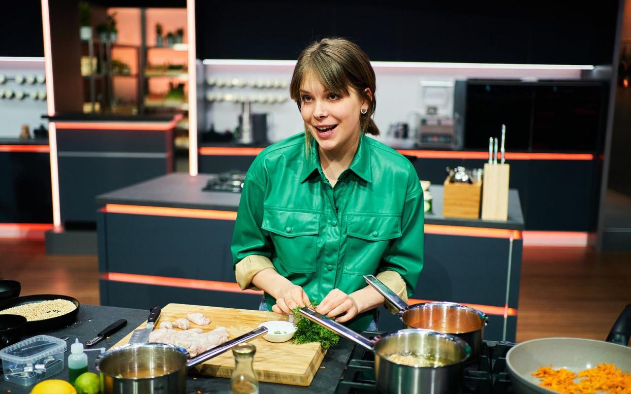 Shooting Star bei "The Taste": Theresa (20) aus Österreich kocht auch mal Innereien. (Bild: SAT.1 / Jens Hartmann)