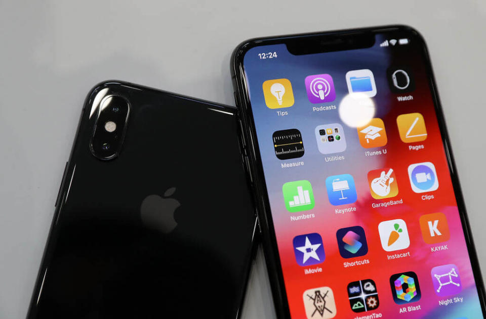 <p>Il design riprende quello degli iPhone X, però con uno schermo da 6.1 pollici di tipo LCD e non OLED. La fotocamera posteriore non è doppia e sarà dal prossimo 26 ottobre. Il prezzo di partenza sarà di 889 euro. </p>