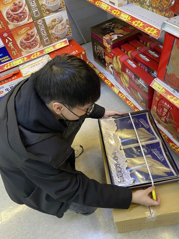 台北市環保局建議民眾在選購禮盒時，掌握「一多三少」原則，「產品份量多、包裝材料少、種類少、印刷少」。   圖：取自台北市政府網站