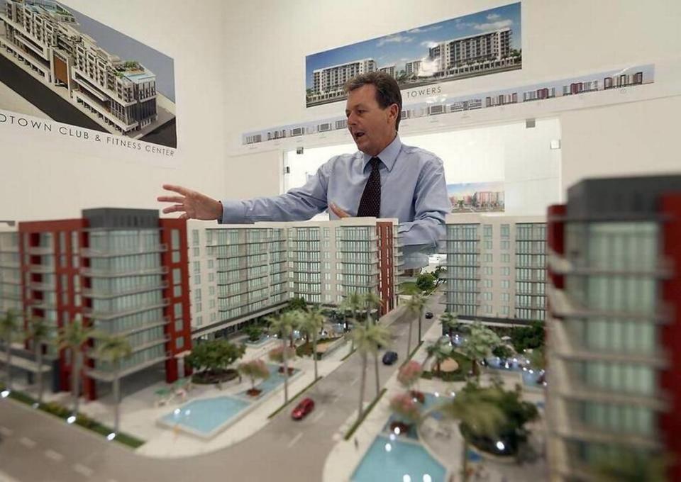 El presidente ejecutivo de Century Homebuilders Group, Sergio Pino, en el centro de ventas del complejo residencial Midtown Doral en 2016.