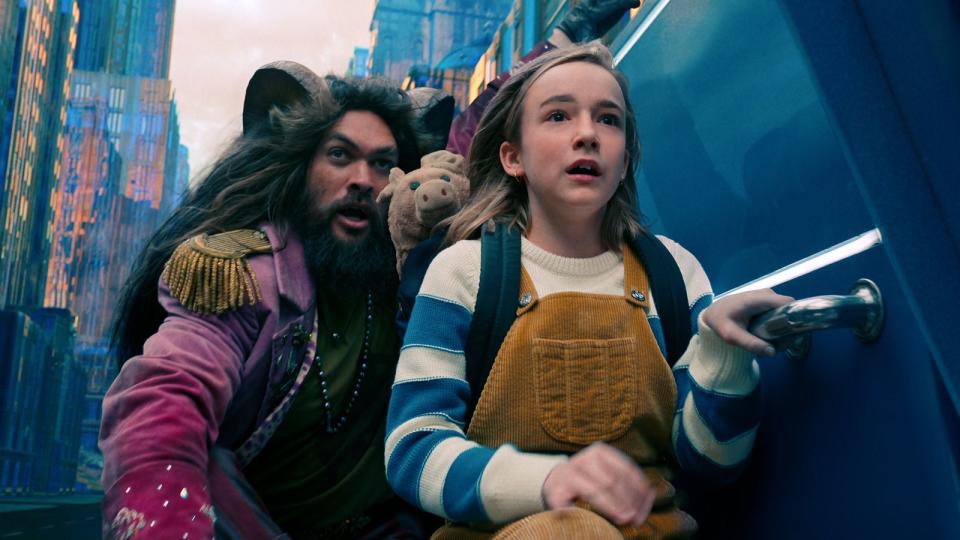 Auf die junge Nemo (Marlow Barkley) wartet dank ihres Begleiters Flip (Jason Momoa) das Abenteuer ihres Lebens. (Bild: Netflix)