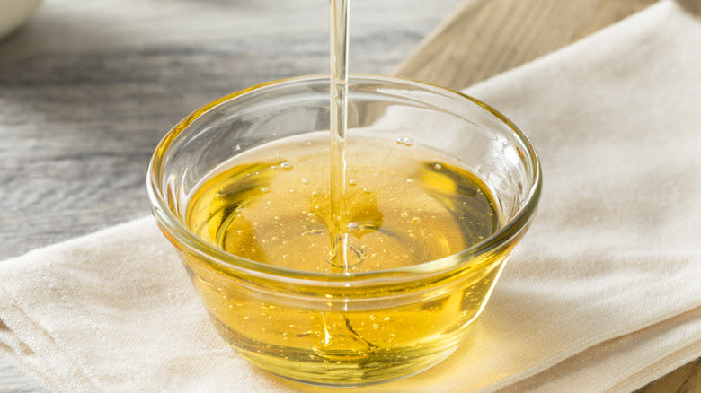 Light agave syrup in bowl