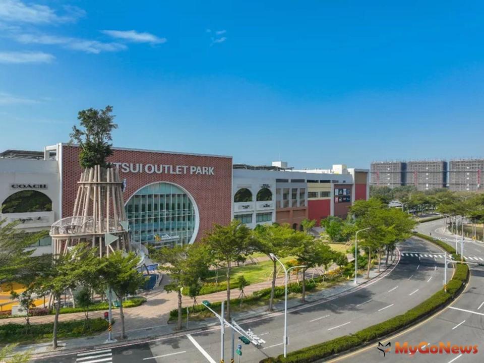 ▲高鐵台南站旁三井MITSUI OUTLET PARK一期開幕，吸引人潮聚集，二期擴建工程也已動土興建，預定2025年底試營運，豐富歸仁高鐵特區生活機能。
