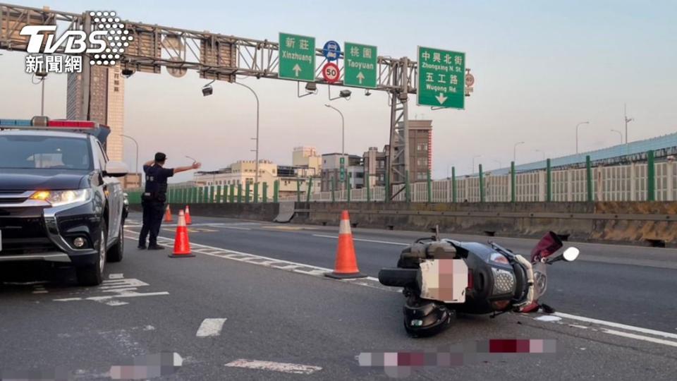 老翁清晨騎車外出準備去買菜。（圖／TVBS）