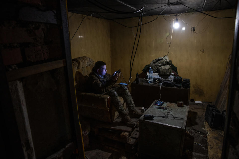 Un miembro de la 93 Brigada Mecanizada de Ucrania pilota un dron desde un refugio subterráneo en Bajmut, el 19 de mayo de 2023. (Tyler Hicks/The New York Times)
