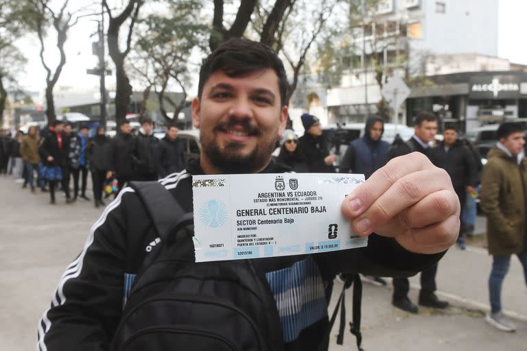 Un hincha orgulloso con su entrada para ver este jueves a Argentina frente a Ecuador, en el estadio Monumental