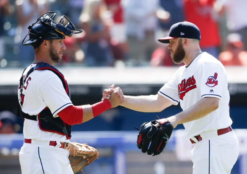 A la izquierda, Yan Gomes de los Cleveland, y Cody Allen celebran la victoria frente a los New York Yankees el pasado mes de julio (AP).