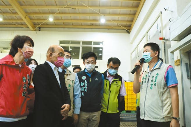 行政院長蘇貞昌（左二）視察台南市玉井蒸熱廠，允諾補助台南冷鏈物流中心5.6億元經費。（劉秀芬攝）
