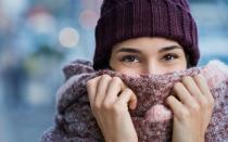 Wenn die niedrigen Temperaturen kommen, reagieren auch Haut und Haare auf die Kälte. Trockene Spitzen, spröde Lippen oder rissige Hände sind an der Tagesordnung. Das muss nicht sein - wir verraten Ihnen Tipps, mit denen Sie Haut und Haaren zu mehr Feuchtigkeit verhelfen und sie perfekt gepflegt durch den Winter bringen. (Bild: iStock / Ridofranz)