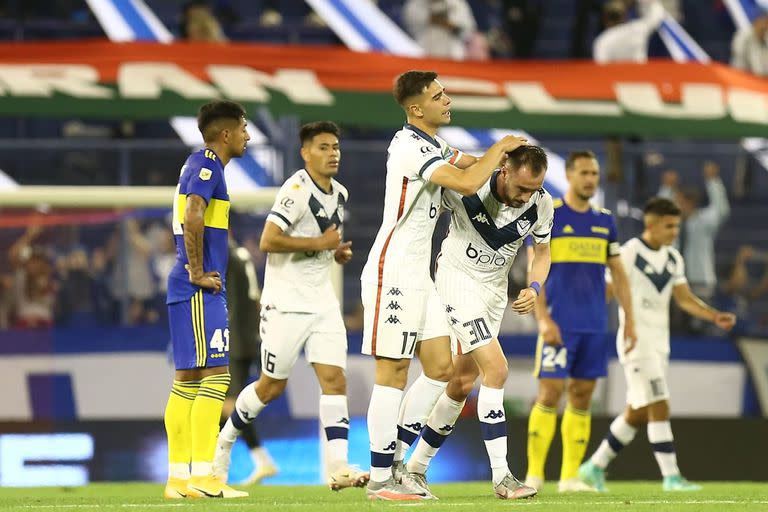 El festejo tras el primer gol de Vélez, a cargo de Mancuello; Boca sufrió un duro impacto en Liniers