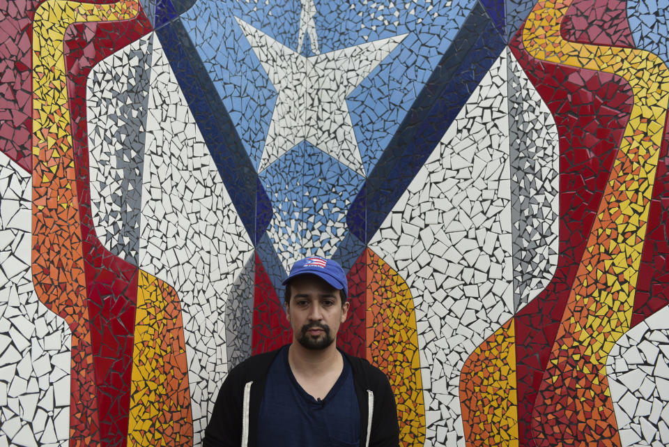 Durante su visita, el artista dedicó un mural a su abuelo, Luis. A. Miranda ‘Güisin’, en Vega Alta.