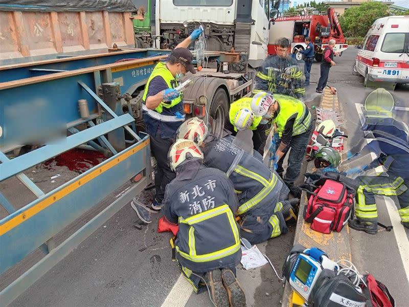 警消搶救傷者。（圖／翻攝畫面）