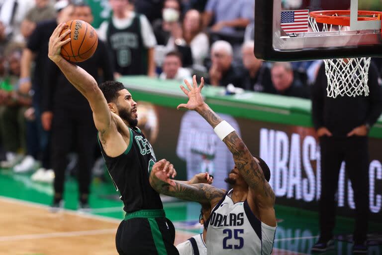 Jayson Tatum la vuelca frente al intento de bloqueo de P.J. Washington 