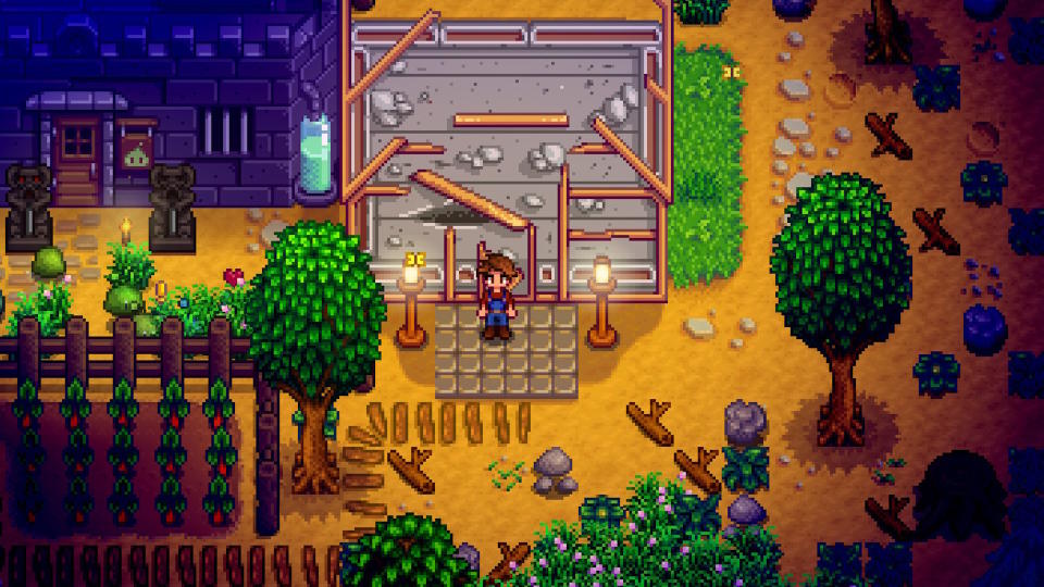  Stardew Valley screenshot - farmer standing in the yard in front of his house. 