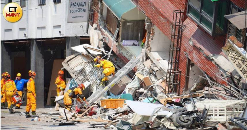 新竹市長高虹安發布核定補助31校「0403地震災損」經費逾2,531萬元，支持校園地震災損的復建工作。（圖／黃鵬杰攝）