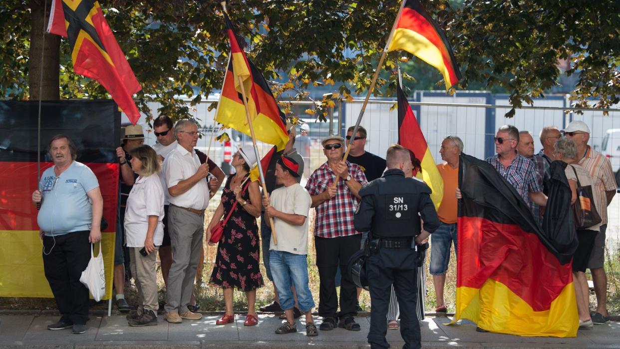 Pegida hatte zu einer Demonstration anlässlich des Besuchs von Bundeskanzlerin Merkel in Dresden aufgerufen. Die Kanzlerin wurde unter anderem als «Volksverräterin» beschimpft. Foto: Sebastian Kahnert