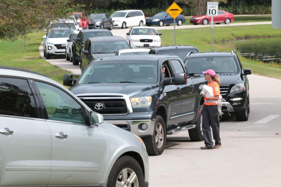 Cars line up for sandbags at the Nova Community Center in Ormond Beach on Tuesday, Sept. 27, 2022.