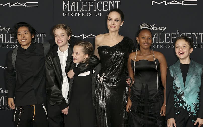 Angelina Jolie, tercera a la derecha, y sus hijos, de izquierda a derecha, Pax Jolie-Pitt, Shiloh Jolie, Vivienne Jolie-Pitt, Zahara Jolie-Pitt y Knox Jolie-Pitt en 2019.