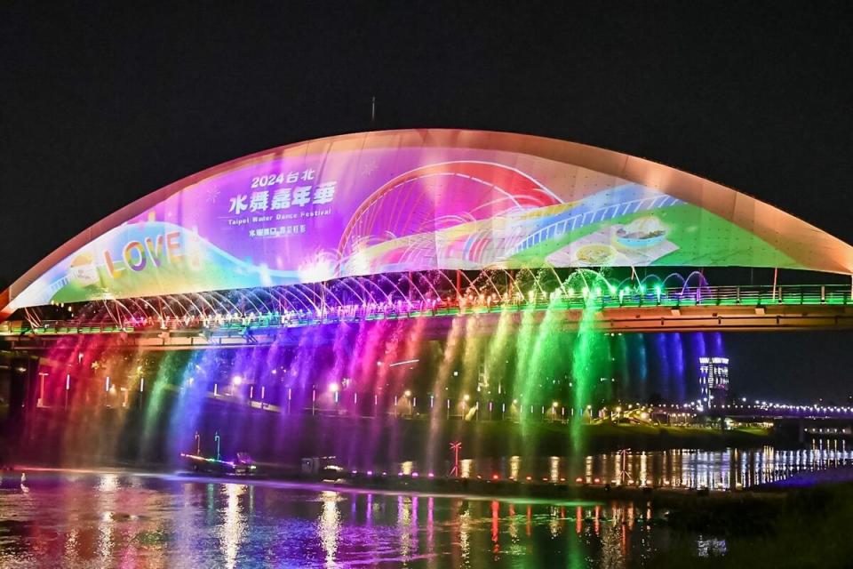 「2024台北水舞嘉年華」於5月1日起在錫口碼頭彩虹橋登場，有長達40米的「彩虹光廊」，及精彩的水舞秀，而水舞嘉年華即將於6月30日進入尾聲。   圖：台北市觀傳局／提供