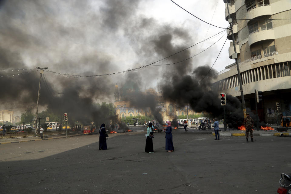 Fires set by protesters close roads during ongoing anti-government protests in Baghdad, Iraq, Sunday, Nov. 3, 2019. Iraqi protesters have begun blocking roads in Baghdad to raise pressure on the government to resign. (AP Photo/Hadi Mizban)