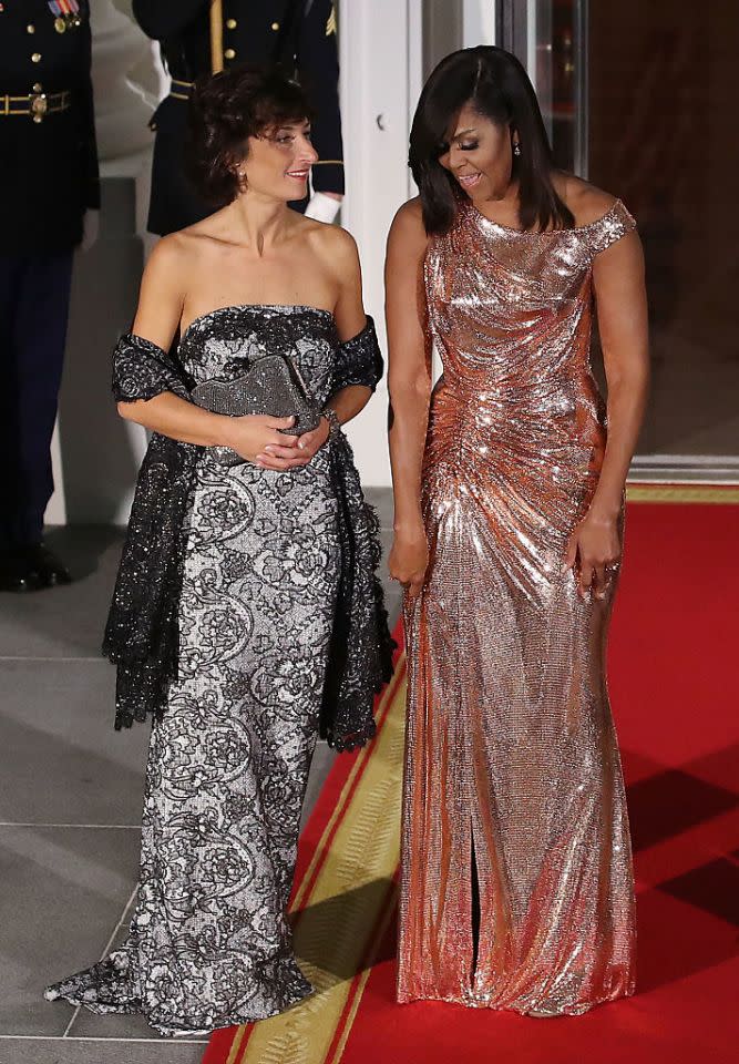 La première dame a parfaitement assuré le look Versace lors du dîner officiel italien mardi dernier