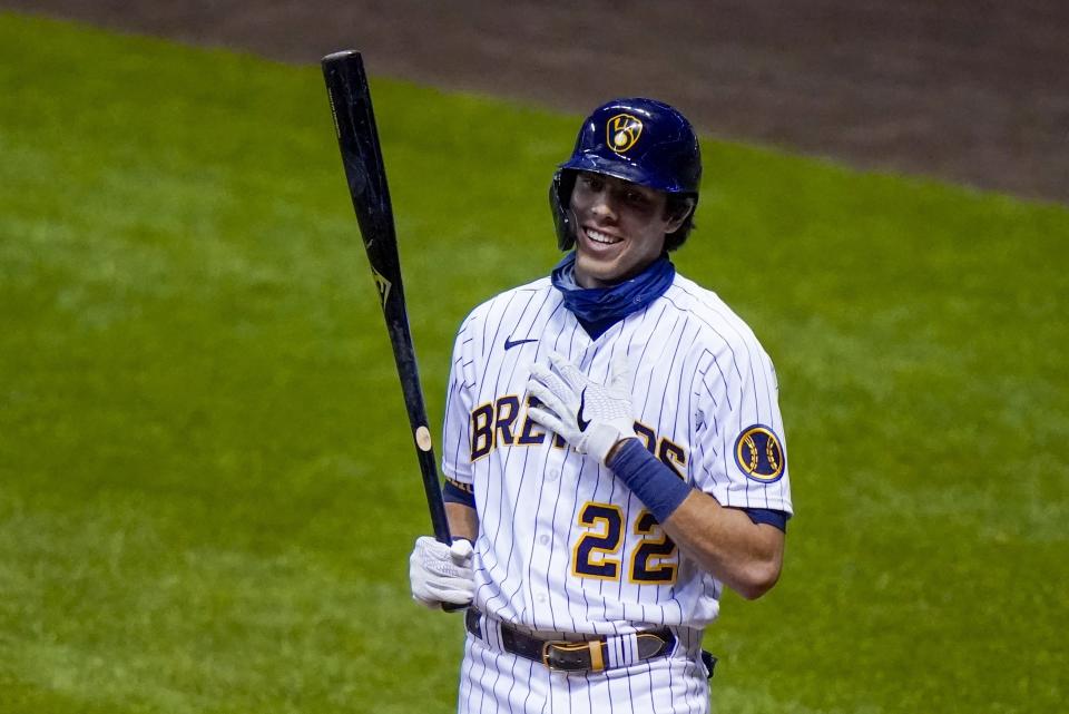 Christian Yelich de los Cerveceros de Milwaukee tras batear un foul ante los Cachorros de Chicago, el sábado 12 de septiembre de 2020, en Milwaukee. (AP Foto/Morry Gash)