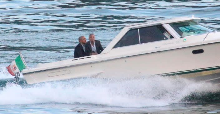 El expresidente Barack Obama, a la izquierda, y George Clooney pasean en un barco el 23 de junio de 2019.