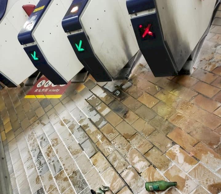 港鐵九龍塘站遭擲汽油彈，無人受傷。 (圖:香港警察臉書)