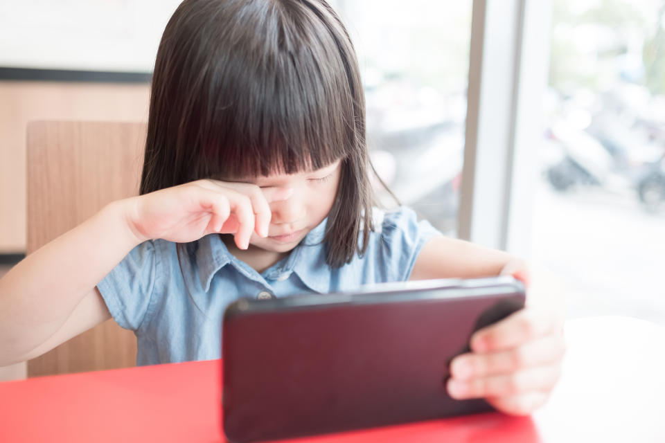 女童每天長時間使用平板電腦，流淚、狂揉眼睛，就醫才發現眼睛結石，圖片來源：示意圖，GettyImages。