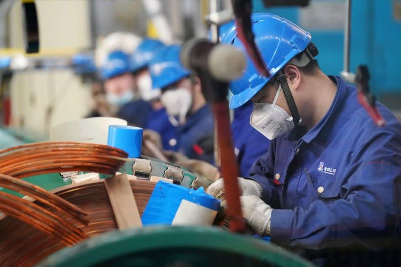 Para pekerja beraktivitas di sebuah pabrik Harbin Electric Machinery Company Ltd. yang berada di bawah Harbin Electric Corporation di Harbin, Provinsi Heilongjiang, China timur laut, pada 13 April 2022. (Xinhua/Wang Jianwei)